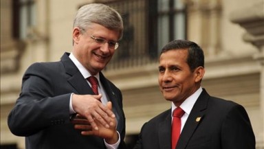 5344156m El primer ministro de Canadá, Stephen Harper (i), estrecha la mano del presidente peruano, Ollanta Humala (d), hoy, miércoles 22 de mayo de 2013, en el Palacio de Gobierno, en Lima (Perú). EFE