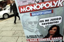 5344783m Miembros del partido Generación para un Encuentro Nacional (GEN) reparten a la entrada del parlamento argentino una versión del juego "Monopoly", en Buenos Aires. EFE