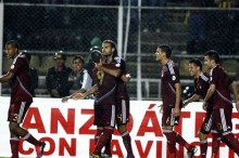 5345108m Venezuela dominó el balón desde el inicio con Juan Arango y Luis Manuel Seijas como los creadores de juego, pero se toparon con un muro defensivo salvadoreño liderado por Steven Purdy y Marcelo Posada. EFE/Archivo