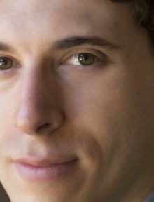 En la imagen Avi Tuschman autor de Nuestra Naturaleza Política