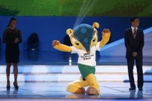 La mascota del Mundial de Fútbol Brasil 2014, acompañada de la jugadora de fútbol brasileña Marta (i) y el exjugador brasileño Bebeto (d), se presenta el 6 de diciembre de 2013, durante el sorteo del Mundial de Fútbol Brasil 2014 en Costa do Sauipe, Bahia (Brasil). EFE