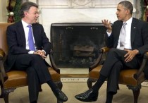 El presidente de EE.UU., Barack Obama (d), con el presidente de Colombia, Juan Manuel Santos (i), durante su encuentro en el Despacho Oval de la Casa Blanca, en Washington (EE.UU.), el 3 de diciembre de 2013. EFE/Archivo
