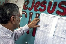 Un hombre busca su mesa de votación a la entrada de un colegio electoral en Caracas. EFE