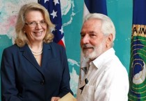 El canciller de Nicaragua, Samuel Santos (i), estrecha la mano de la nueva embajadora de Estados Unidos en Nicaragua, Phyllis Powers (i). EFE/Archivo