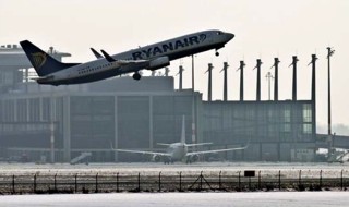 Un avión de pasajeros despega en el aeropuerto de Berlín-Brandeburgo en Schönefeld (Alemania). EFE/Archivo