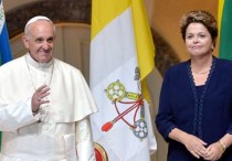 Fotografía tomada el pasado 22 de julio en la que se registró a la presidenta brasileña, Dilma Rousseff (d), al dar la bienvenida al Papa Francisco (i), a su llegada a Río de Janeiro (Brasil), durante el inicio de la más reciente Jornada Mundial de la Juventud. EFE/Archivo