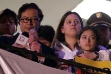 El destituido alcalde Mayor de Bogotá, Gustavo Petro (i), acompañado por su esposa, Verónica Alcocer (c-d), y sus hijos, fue registrado este lunes al dar un discurso desde uno de los balcones del palacio municipal de la capital colombiana. EFE