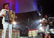 El grupo mexicano Morros del Norte fue registrado este lunes, durante su presentación en un homenaje por el primer aniversario de la muerte de la cantante estadounidense de origen mexicano Jenni Rivera, en la Arena Monterrey (México). EFE