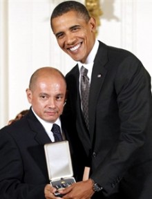 En la imagen, Jorge Muñoz recibiendo la Medalla al Ciudadano por parte de Barack Obama