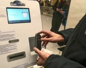 Una persona se identifica con su móvil en un cajero automático que dispensa bitcoines, en una tienda de discos. EFE/Archivo