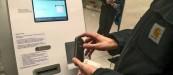 Una persona se identifica con su móvil en un cajero automático que dispensa bitcoines, en una tienda de discos. EFE/Archivo