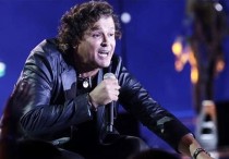 El cantante colombiano Carlos Vives durante su presentación el 26 de febrero de 2014 en el Festival Internacional de la Canción de Viña del Mar en la Quinta Vergara, al oeste de Santiago de Chile (Chile). EFE/Archivo