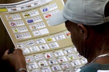 Un hombre se dispone votar el 9 de marzo de 2014, en Cartagena (Colombia), durante las elecciones para elegir a los 102 miembros del Senado y a los 166 de la Cámara de Representantes para el periodo 2014-2018. EFE