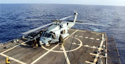 Un helicóptero Sea Hawk estadounidense a bordo del destructor USS Pinckney se dispone a despegar para continuar con las labores de búsqueda en el golfo de Tailandia del avión de Malaysia Airlines desaparecido el pasado sábado con 239 personas a bordo. EFE