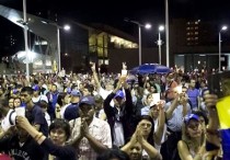 Manifestantes opositores al Gobierno de Nicolás Maduro participan en una marcha nocturna, en la avenida Francisco de Miranda, en Caracas. EFE/Archivo