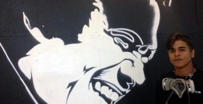 El artista puertorriqueño Diego Romero tras pintar un mural dedicado al fallecido salsero Cheo Feliciano. EFE