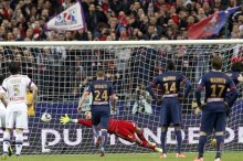 El delantero uruguayo Edinson Cavani (d) lanza un penalti durante la final de la Copa de la Liga que ha medido en el Stade de France a Olympique de Lyon y al PSG. EFE/EPA