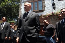 El expresidente de México Carlos Salinas a su salida de la casa del escritor colombiano Gabriel García Márquez tras haber dado el pésame a su familia. EFE