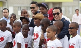 El cantante de origen puertorriqueño Marc Anthony (2-d) participa en la inauguración del orfanato "Niños de Cristo" el 2 de abril de 2014, en La Romana (República Dominicana). EFE