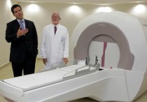 El presidente del Centro Internacional de Cáncer (CIC) del privado Hospital de Diagnóstico de El Salvador, Rodrigo Brito (d) junto al director del CIC, el neurocirujano Eduardo Lovo (i), participan en la inauguración de un programa para operar tumores y otras lesiones del cerebro sin bisturí a través de un nuevo sistema de rayos gamma rotatorio llamado Infini en San Salvador. EFE