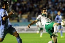 El jugador del León de México Mauro Boselli (d) ante Ronald Gutiérrez (i) de Bolívar de Bolivia durante el partido de vuelta de octavos de final de la Copa Libertadores, en el estadio Hernando Siles de La Paz (Bolivia). EFE
