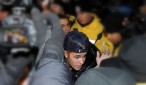 El joven cantante de música Pop Justin Bieber en medio de policias y reporteros