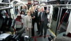 En le imagen, la premier de Ontario Kathleen Wynne durante un recorrido en tren