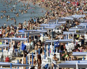 Cientos de personas en la playa de La Concha de San Sebastián. EFE/Archivo