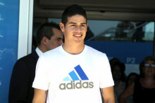 El centrocampista colombiano James Rodríguez, al término del reconocimiento médico al que ha sido sometido en el Hospital Sanitas La Moraleja. EFE