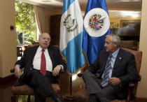 En la imagen, el secretario de la Organización de Estados Americanos (OEA), el chileno José Miguel Insulza (i), y el presidente de Guatemala, Otto Pérez Molina (d). EFE/Archivo