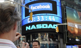 Vista del logotipo de la red social Facebook en el luminoso del exterior de la sede del mercado Nasdaq en Nueva York, Estados Unidos. EFE/Archivo