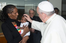 Fotografía facilitada por el diario del Vaticano L'Osservatore Romano en la que aparece el Papa Francisco (d) junto a Mariam Yahya Ibrahim (i) y su hija (c) en la Residencia de Santa Marta, en el Vaticano, hoy, jueves 24 de julio de 2014. EFE