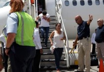 Fotografía cedida por Casa Presidencial y fechada el 18 de julio de 2014 de familias hondureñas deportadas de Estados Unidos por vía aérea llegando al aeropuerto internacional Ramón Villeda Morales en la ciudad de San Pedro Sula al norte de Honduras. EFE