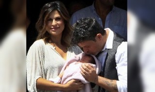 El cantante Alejandro Sanz y su mujer, Raquel Perera, presentan a su hija Alma, a su salida de la Clínica Ruber de Madrid. EFE