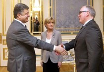 El presidente ucraniano, Petro Poroshenko (i), da la bienvenida a la ministra australiana de Asuntos Exteriores, Julie Bishop (c), y a su homólogo holandés, Frans Timmermans en Kiev (Ucrania) hoy, lunes 28 de julio del 2014. EFE