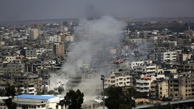 Una columna de humo se eleva después de un bombardeo israelí en la ciudad de Gaza (Franja de Gaza). EFE