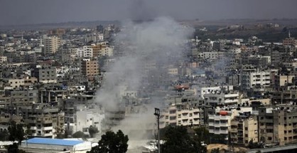 Una columna de humo se eleva después de un bombardeo israelí en la ciudad de Gaza (Franja de Gaza). EFE