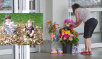 En la fotografía una persona deja un ramo de flores en la entrada de Costco y en el recuadro la foto de la pequeñas Addison y Miah