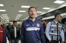 El director técnico del Atlético de Madrid, Diego Pablo Simeone, durante su llegada al aeropuerto de Ciudad de México ayer. EFE