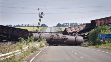 Fotografía facilitada hoy, martes 29 de julio de 2014 de un un puente ferroviario destruido que bloquea una carretera entre Járkov y Donetsk (Ucrania) ayer. EFE