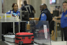 Varios objetos personales y maletas atraviesan un escáner, en el áea de registro a los pasajeros de la Agencia de Seguridad del Transporte de EE.UU. (TSA) en EE.UU. EFE/Archivo