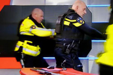 Captura de video que muestra a la policía que detiene a un hombre en los estudios de la cadena de televisión holandesa NOS en Hilversum (Holanda). EFE