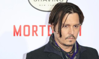 El actor estadounidense Johnny Depp posa a su llegada a la presentación de su película "Mortdecai" en el teatro TCL Chinese Theatre de Los Ángeles, California (Estados Unidos) el 21 de enero de 2015. EFE