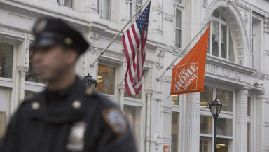 Un oficial de policía de Nueva York vigila la calle cercana a una tienda Home Depot en Manhattan, donde se registró un tiroteo este 25 de enero. EFE