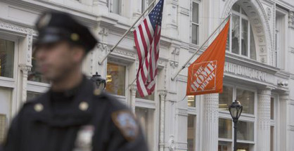 Un oficial de policía de Nueva York vigila la calle cercana a una tienda Home Depot en Manhattan, donde se registró un tiroteo este 25 de enero. EFE