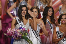 En la imagen, Miss Colombia Paulina Vega ( i ) es coronada Miss Universo. EFE