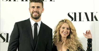 La cantante colombiana, Shakira, acompañada por su pareja, el futbolista del F. C. Barcelona, Gerard Piqué. EFE/Archivo