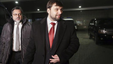 El presidente y jefe negociador de la autoproclamada república popular de Donetsk (RPD), Denis Pushilin (d), se dirige a los medios antes de tomar un vuelo en el aeropuerto nacional de Minsk, Bielorrusia. EFE/Archivo