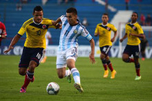 El colombiano Brayan Rovira (i) ante el argentino Ángel Correa (d) durante un partido por el hexagonal final del Torneo Sudamericano Sub'20, en el estadio Centenario de Montevideo (Uruguay). EFE