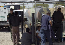 Agentes de la Patrulla Fronteriza de EE.UU. procesan a un grupo de inmigrantes indocumentados que fueron detenidos en un control de policía en la autopista 19, situada a 15 millas (24 km) al norte de la frontera con México. EFE/Archivo